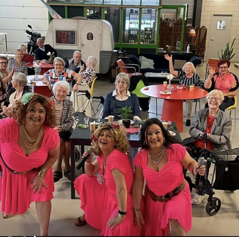 Show van de Anitaas voor senioren tijdens corona